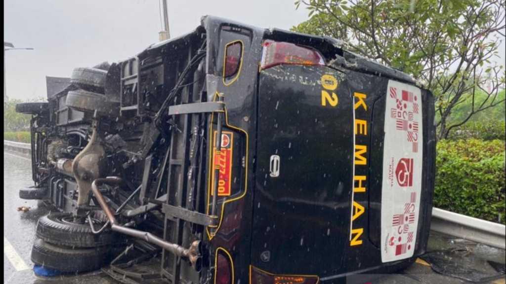 Bus Milik Kemenhan dan TNI AL Terlibat Kecelakaan di Tol Jagorawi