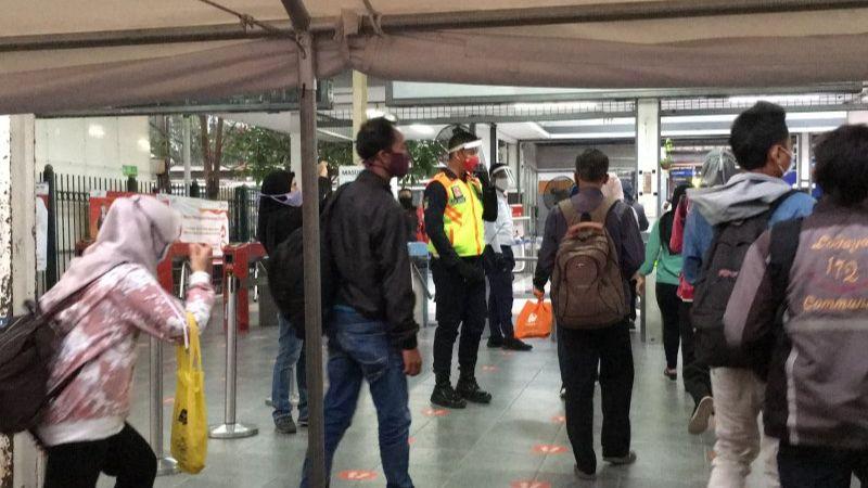 Hari Pertama PSBB Ketat, Banyak Warga Bekasi Berangkat Kerja ke Jakarta