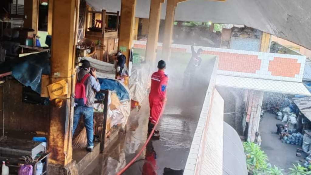 Akhirnya Pasar Beringharjo Disemprot Disinfektan Menyeluruh