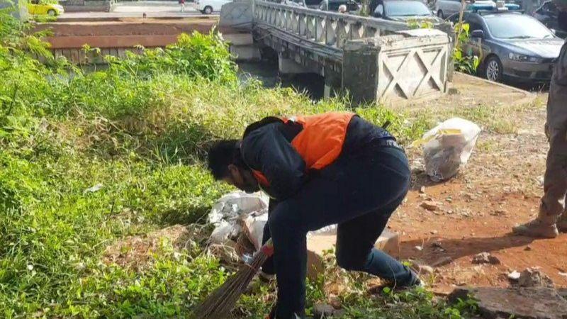 Masker Dipakai di Dagu, Pria Ini Pilih Nyapu Kalimalang 1 Jam