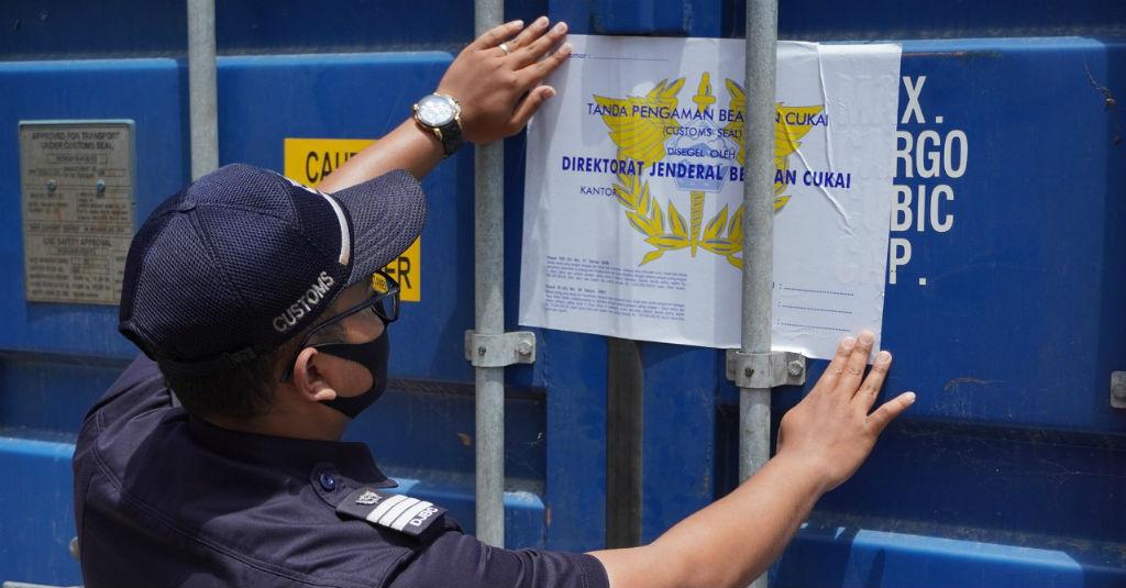 Bea Cukai Pantoloan Lepas Ekspor Kelapa dan Kayu Olahan