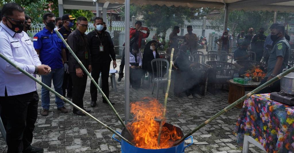 Jaga Masyarakat, Bea Cukai Musnahkan Jutaan Batang Rokok Ilegal-Narkotika