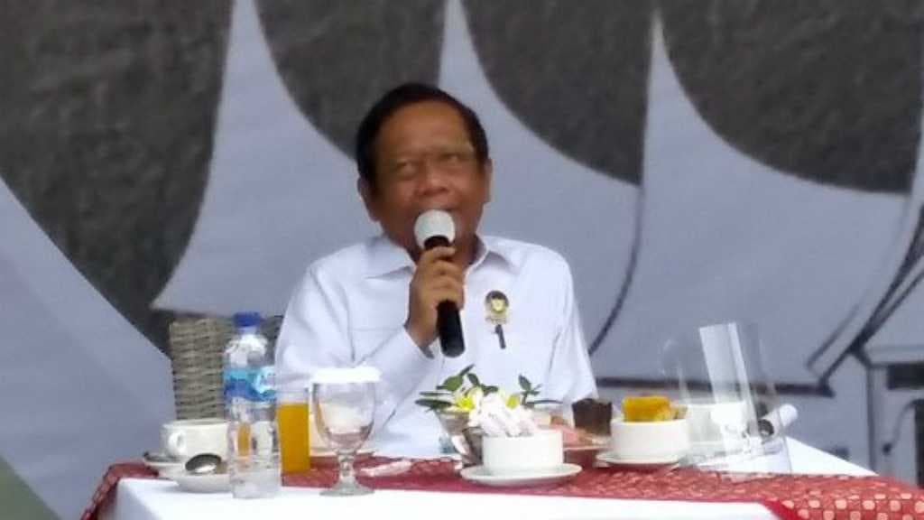 Setelah Mendarat di Bandara Minangkabau, Mahfud MD Mendengar...