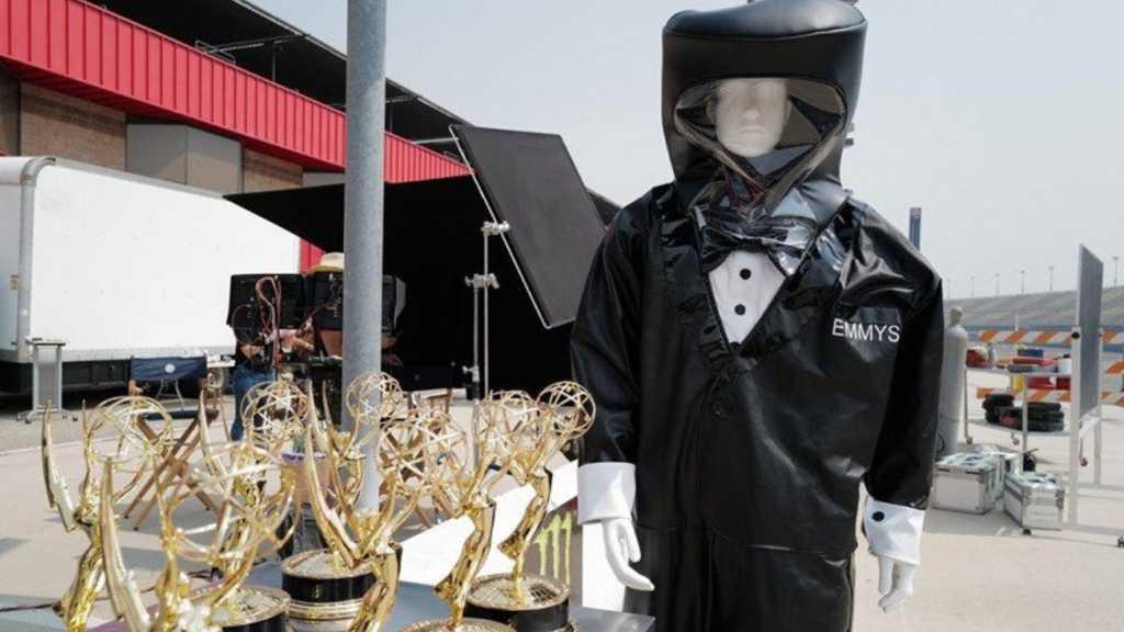 Emmy Awards 2020, Semua Presenter Kenakan APD Bergaya Tuxedo
