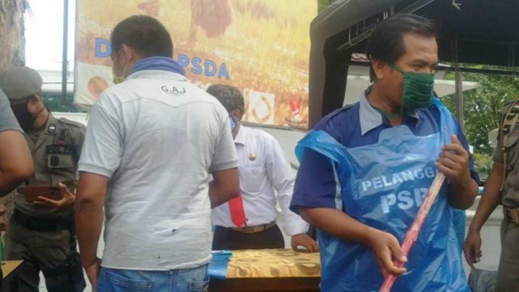 Lupa Bawa Masker karena Terburu-buru, Dedi Nyapu Jalan Dekat DPRD Sumbar