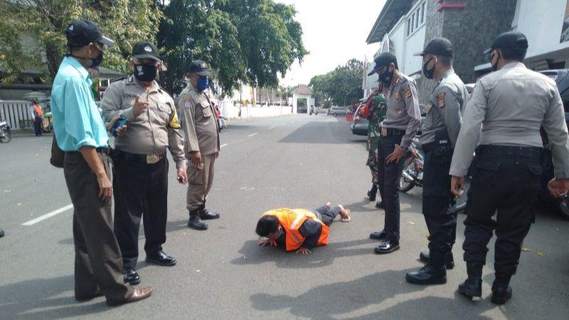 Push-up dan Sapu Jalan Jadi Hukuman Pelanggar Protokol Kesehatan di Subang