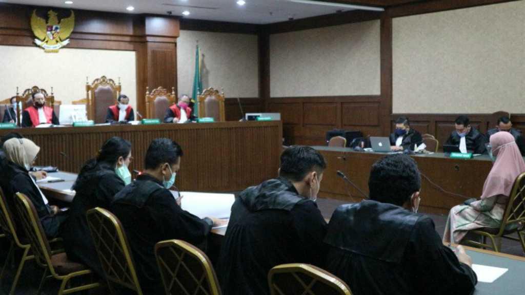 Pinangki Hadiri Sidang Perdana dengan Bergamis dan High Heels Hitam