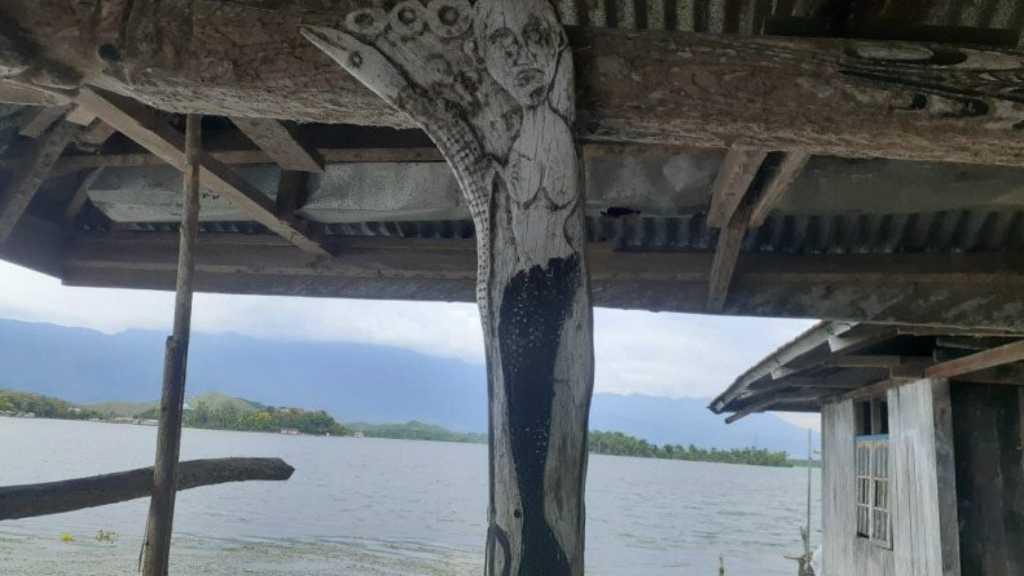 Putri Duyung Berwarna Hitam Putih Ditemukan di Tiang Suku Adat Sentani