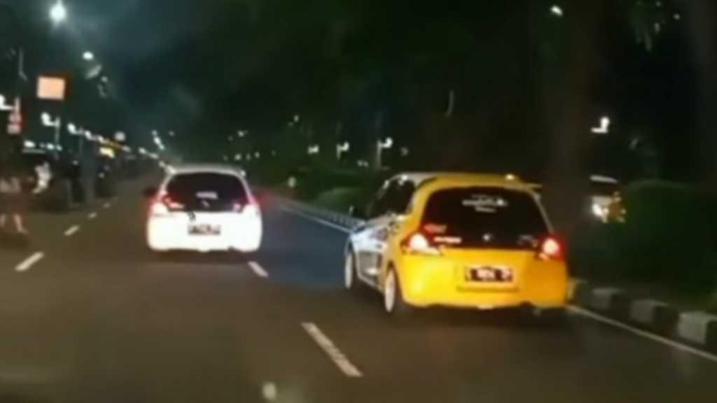 Balap Liar di Senayan Kok Pakai Mobil Bapak? Pelaku Lain Diburu Polisi