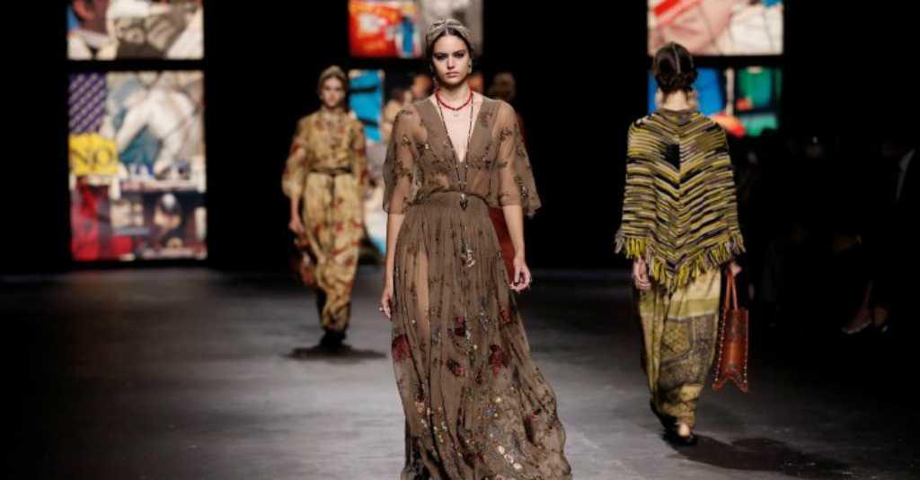 Christian Dior Buka Paris Fashion Week dengan Busana Tenun Ikat Indonesia