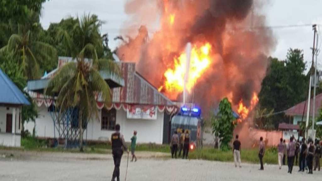 Dor! Polisi Lepaskan Tembakan Peringatan Bubarkan Blokade Trans Papua