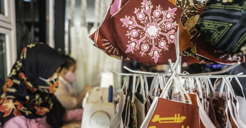 Cara Terlihat Anggun Mengenakan Busana dan Masker Batik