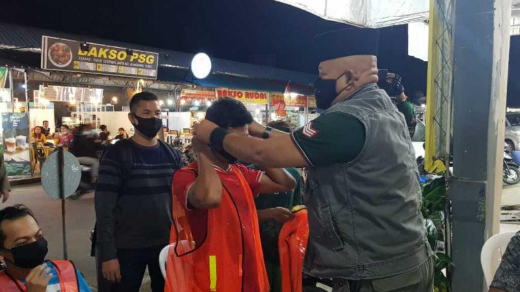 Di Batam Banyak Pakai Rompi Oranye, Dikira Tahanan Tahunya Sanksi Prokes