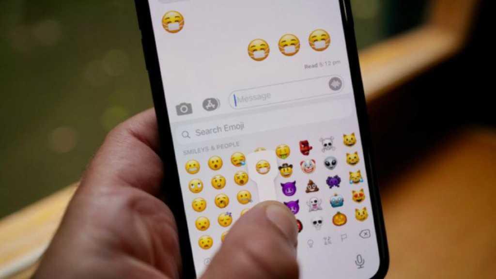 Emoji Bermasker Tidak Lagi Lesu, Dia Sudah Tersenyum
