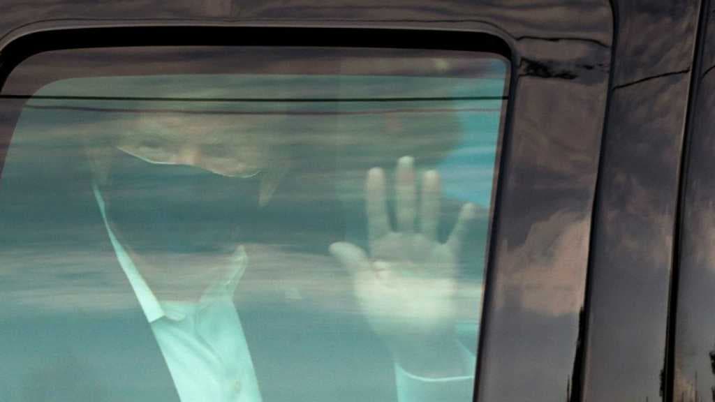 Trump Memang Beda! Positif COVID-19, Malah Keluar RS untuk Sapa Pendukung