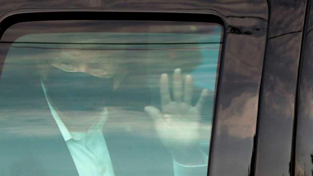 Trump Memang Beda! Positif COVID-19, Malah Keluar RS untuk Sapa Pendukung