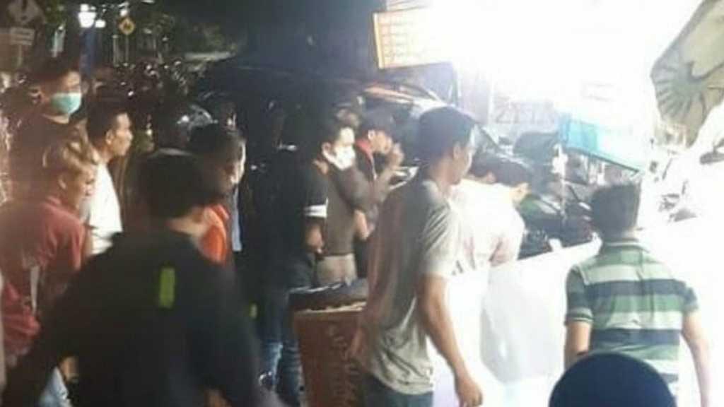 SUV Seruduk Sejumlah Motor-Kios di Pasar Rebo, Ada Rahayu di Dalam Mobil