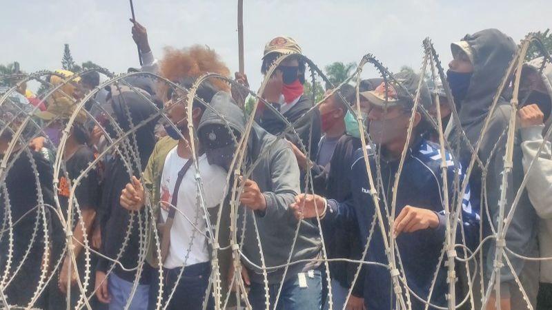 Aksi Lempar Batu Warnai Demonstrasi Tolak UU Ciptaker di Bandar Lampung