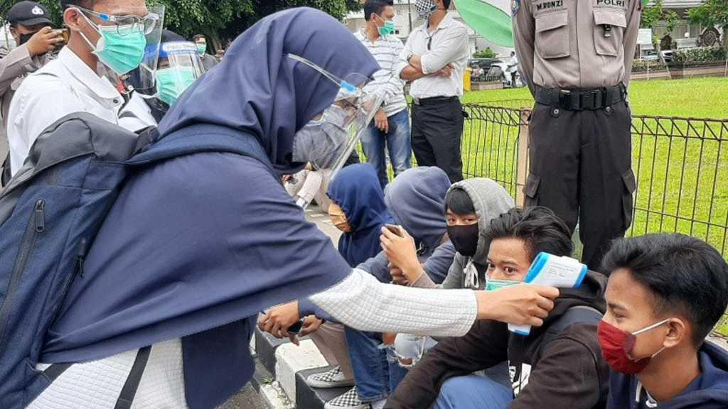 Mahasiswa Fikes Kawal Aksi di DPRD Banyumas, Thermo Gun Dikerahkan