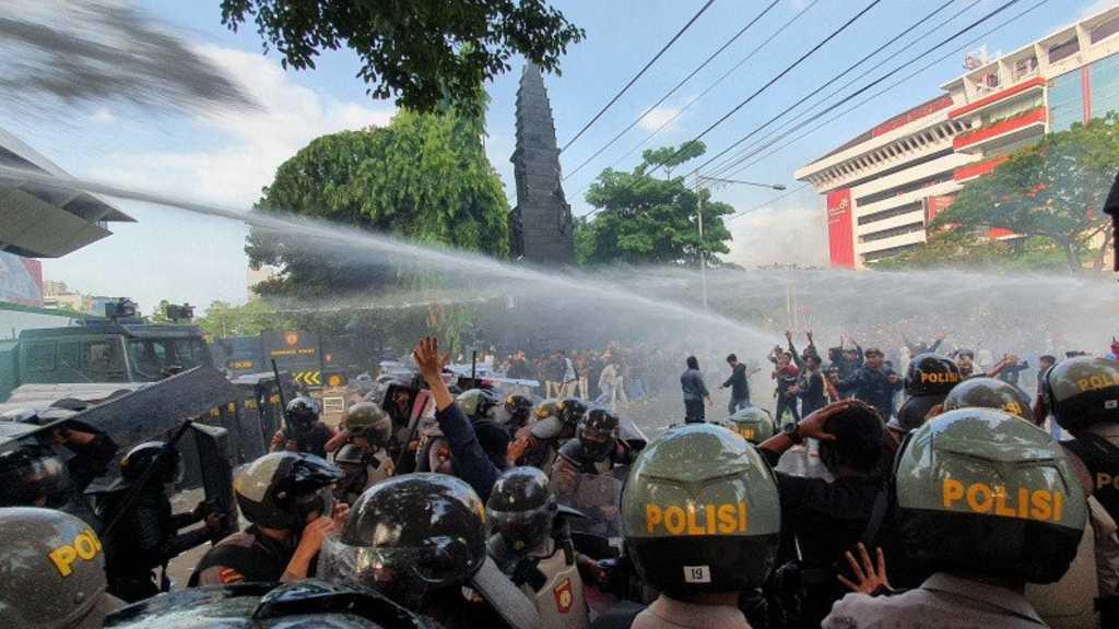 Aksi Massa di Kantor Gubernur Ganjar Pecah, Polisi Tembakan Gas Air Mata