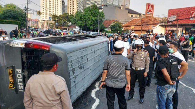 Mobil Tahanan Polres Jakpus Digulingkan Massa Aksi di Pejompongan