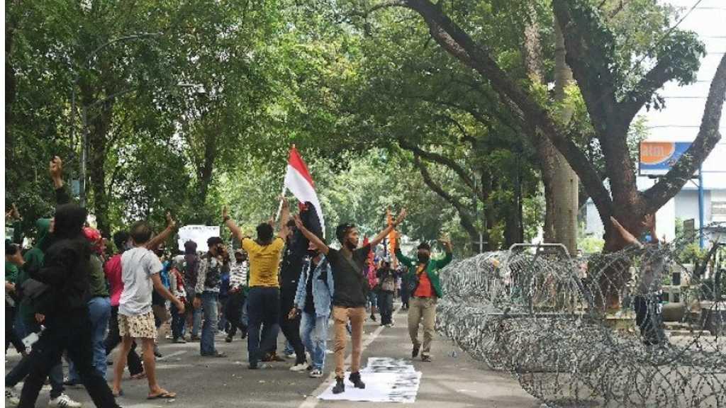 15 Menit Orasi, Aksi Massa Omnibus Law di Depan DPRD Sumut Ricuh