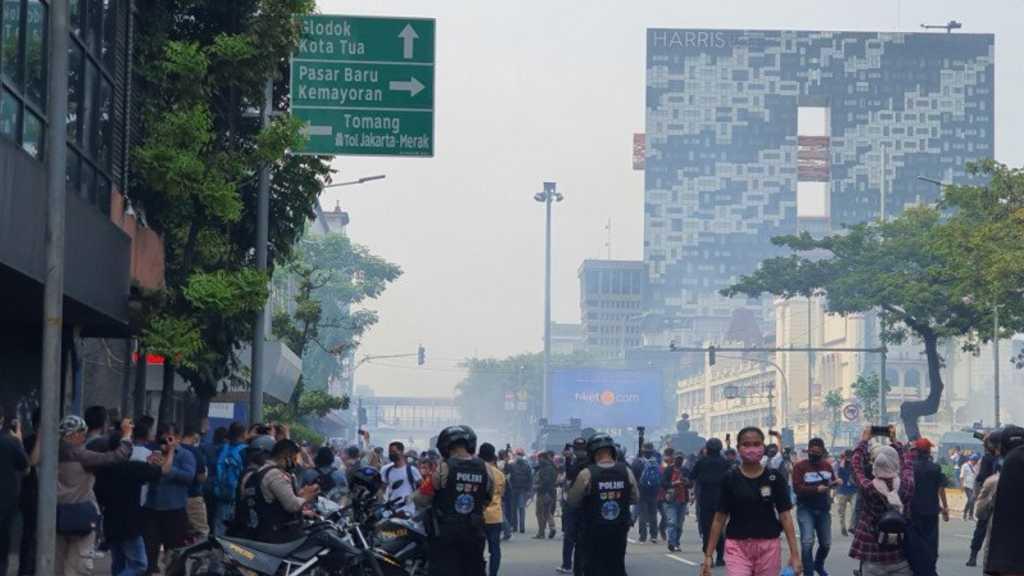 Gas Air Mata Halau Kericuhan Aksi Massa Tolak UU Ciptaker di Harmoni