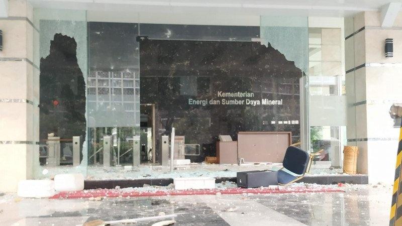Aksi di Jakarta Pecah! Massa Rusak dan Bakar Gedung Kementerian ESDM