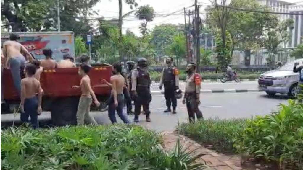 Puluhan Pemuda dari Luar Jakarta Beratribut Hitam Diamankan Polisi