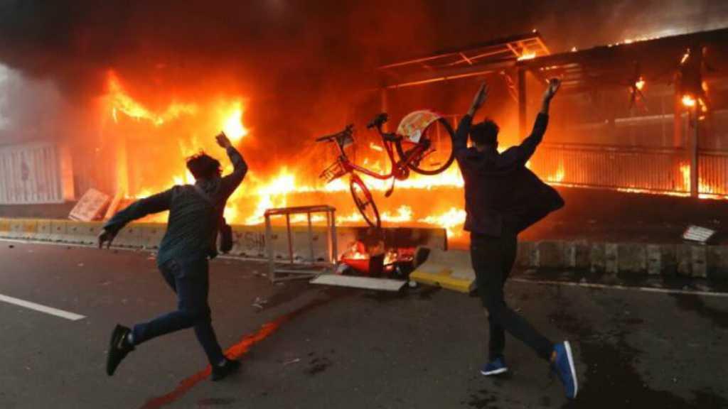 Dengan Cover Api Berkobar, Demo UU Ciptaker Indonesia Disajikan Media Asing