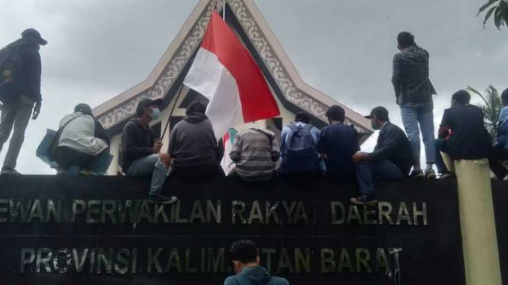 Polisi: 35 Pendemo Ditangkap, 5 Reaktif COVID-19 dan 2 Positif Ganja