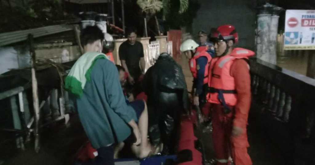 52 Warga Korban Banjir Dievakuasi Petugas Damkar Jakarta Timur