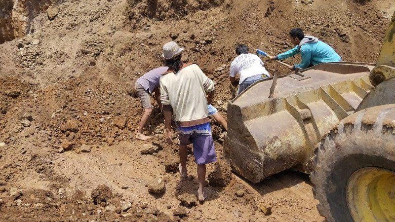Dua Pekerja Tewas Tertimbun Longsor, Sebelumnya Tebing 10 Meter Bergetar