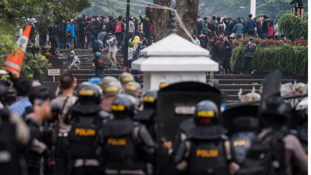 7 Orang Pendemo Omnibus Law di Bandung Jadi Tersangka Usai Sekap Polisi