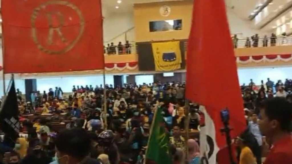 Aliansi Pemuda dan Mahasiswa Duduki Ruang Paripurna DPRD Sulbar