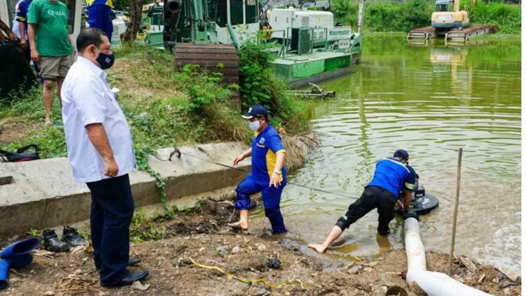 Puncak Hujan Oktober, DKI Keruk Saluran Air Antisipasi Banjir Ibu Kota