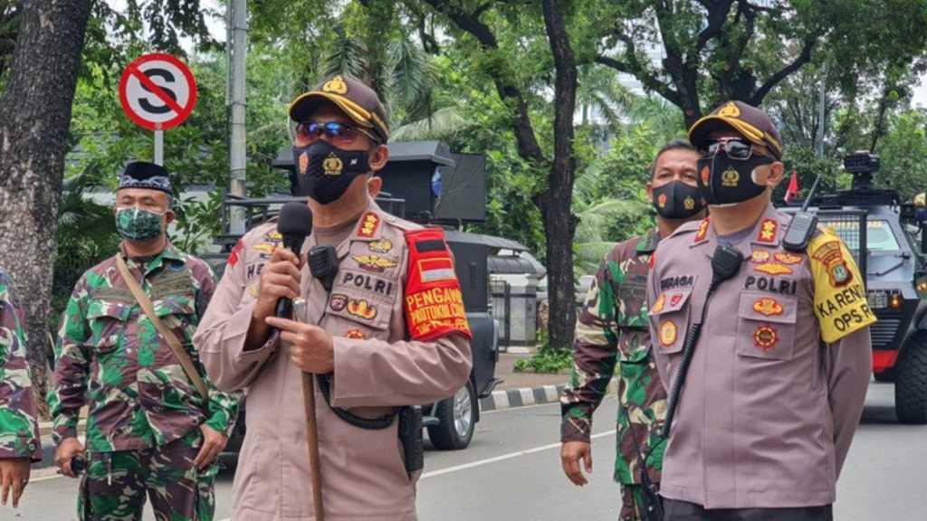 Ada Aksi Lempar Batu, Polisi Mulai Tembakkan Gas Air Mata Bubarkan Massa