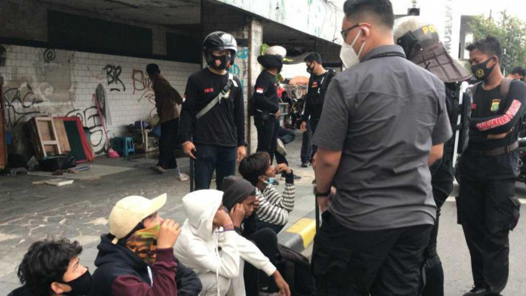 5 Remaja Tanggung Berjalan Gerombolan Ditangkap, di Dalam Tasnya Ada...