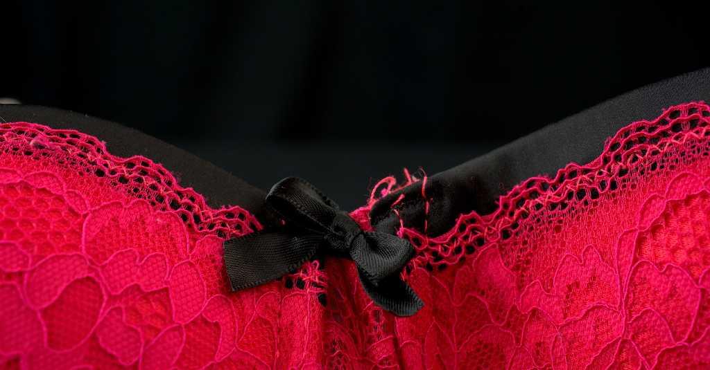 Nyaman Tanpa Bra Saat WFH? Apa Dampaknya Pada Payudara?