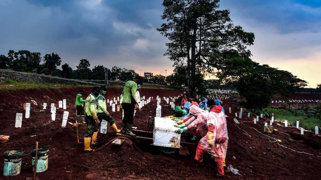 Sanksi COVID-19 DKI: Tolak Swab Test 5 Juta, Ambil Paksa Jenazah 7,5 Juta