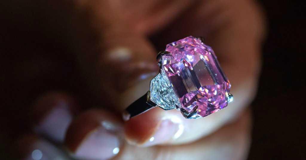 Berlian Langka Berwarna Mera Muda Akan Dilelang