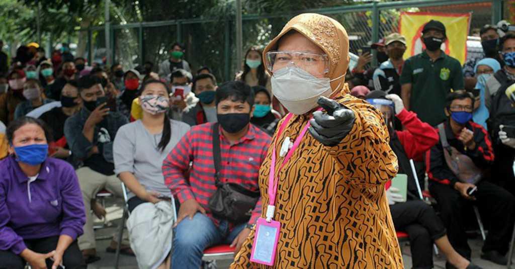 Risma Pimpin Operasi Protokol Kesehatan dengan Pengeras Suara