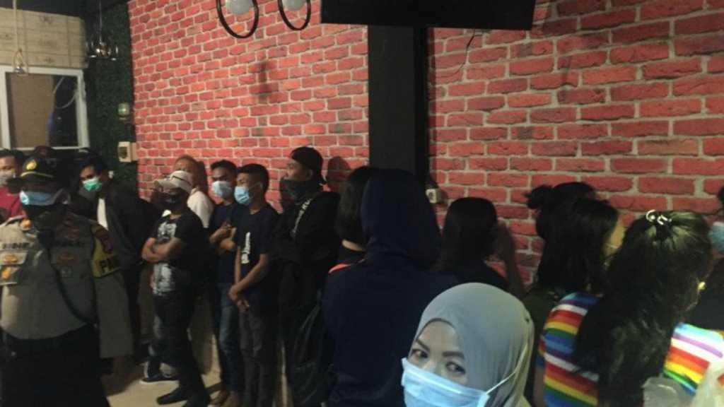 Pemilik Panti Pijat COVID-19 Kabur dari Ambulans, Gabung dengan Massa Demo