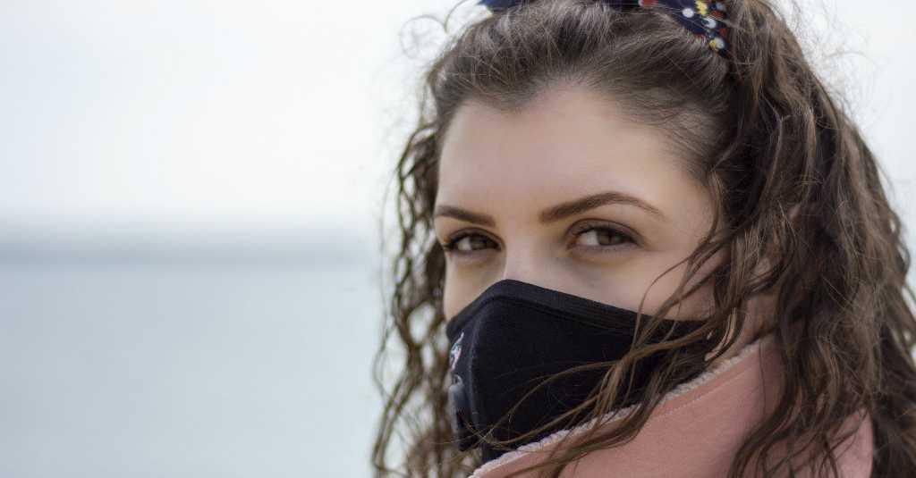 Terlalu Sering Pakai Masker? Begini Cara Atasi 'Maskne'