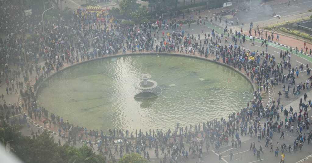 Cerita Pendemo di Patung Kuda, Kehausan dan Minta Rokok ke TNI