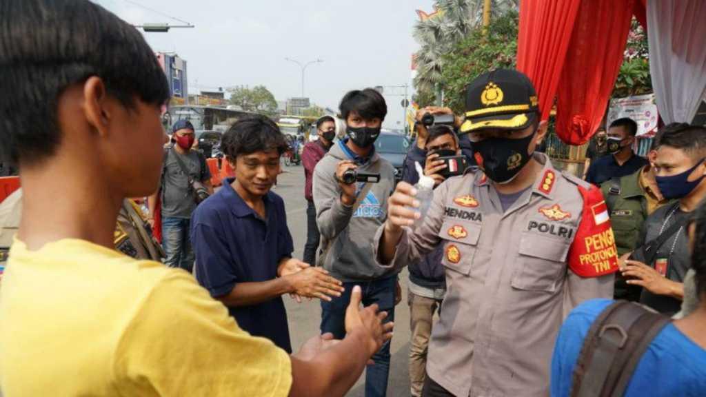 Pembuang Sampah ke Kalimalang yang Viral di Sosmed Serahkan Diri