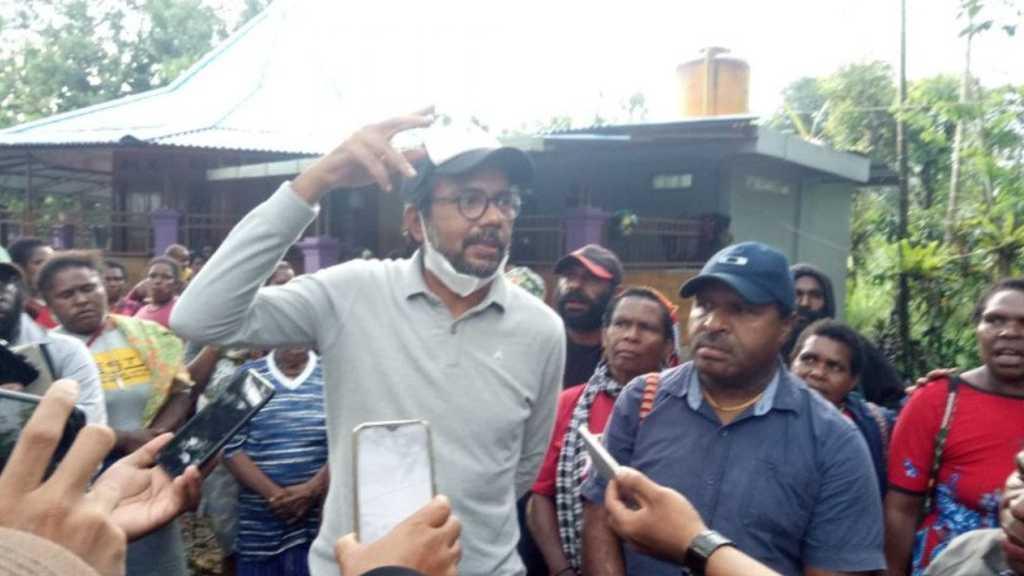 Warga Banti Papua Tak Bisa Pulang, Haris Azhar: Ini Ada Siasat Jahat Apa?