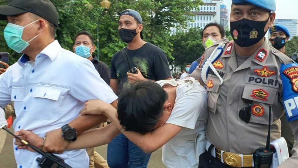 2 Orang Diduga Copet di Demo Diamankan, Sempat Nangis Minta Jangan Dipukul