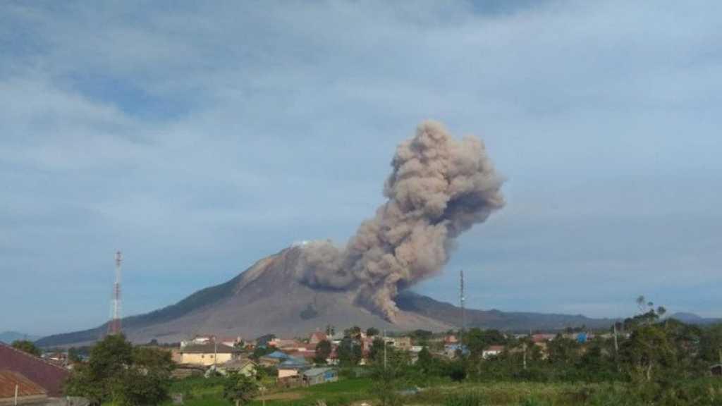 Gunung Sinabung Erupsi! Muntahkan Awan Panas Sejauh 2.000 Meter