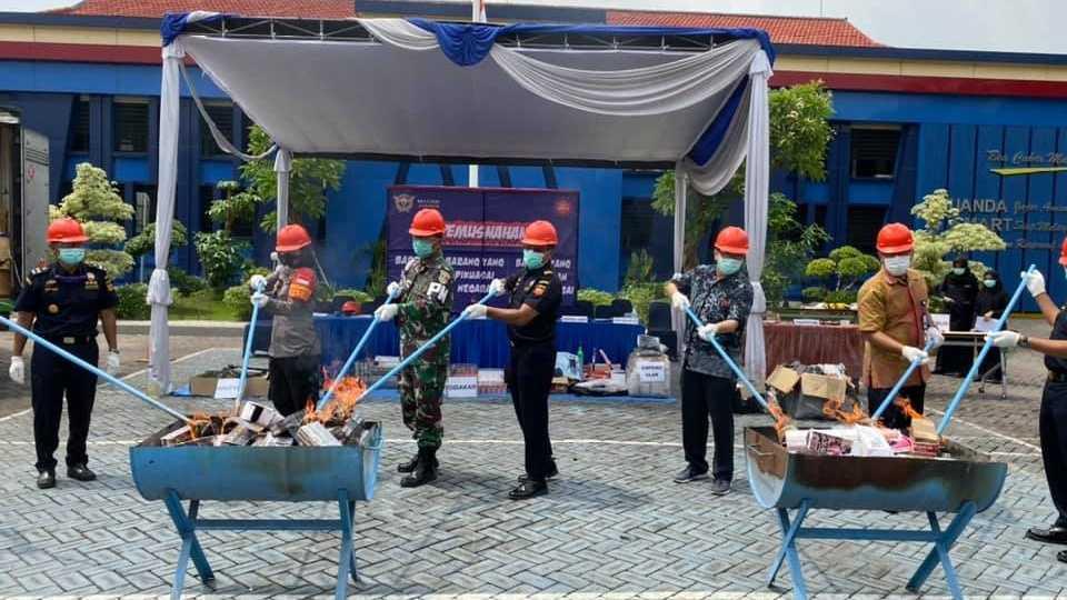 Bea Cukai Juanda Musnahkan Ratusan Ribu Batang Rokok Ilegal